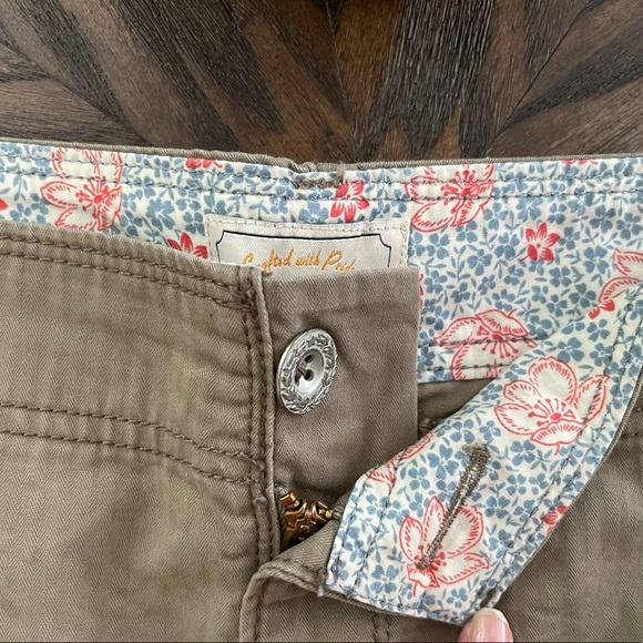 Women’s Levi Shorts - Picture 2 of 4